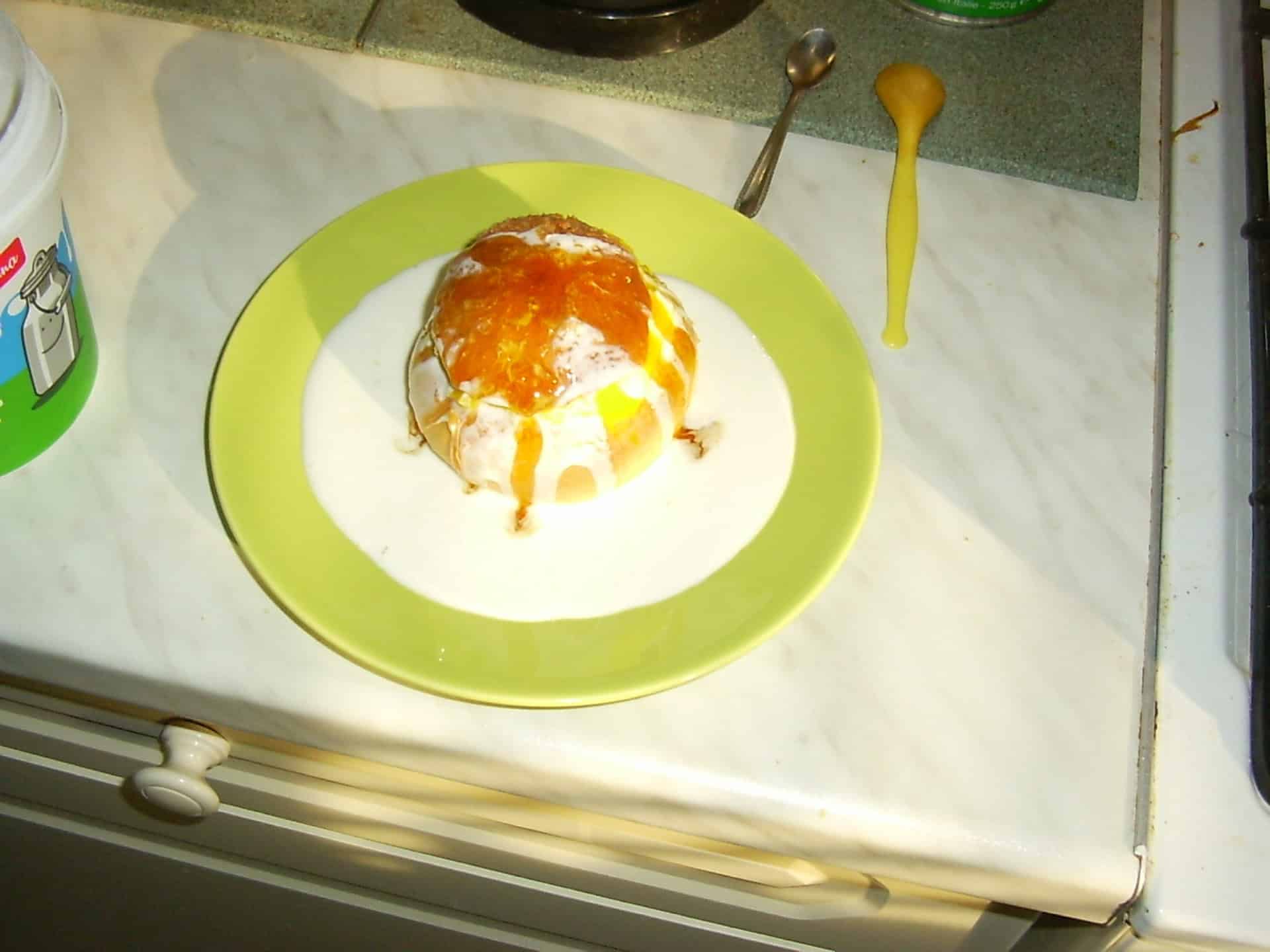 Túróval töltött zsemle karamell öntettel