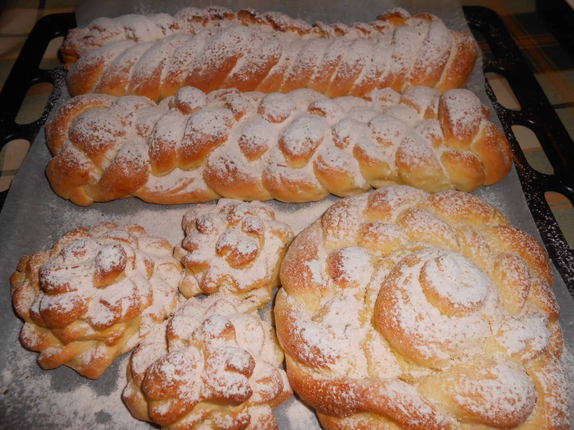 fonott kis kelt kalácsok