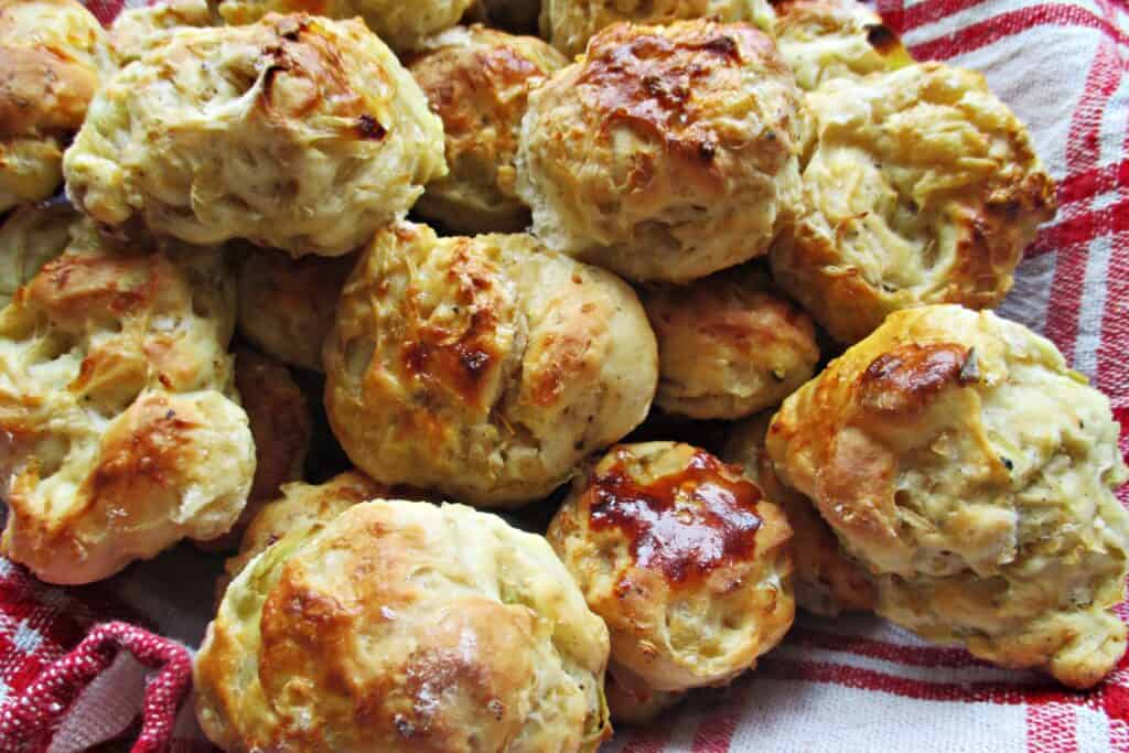 Hajtogatott káposztás pogácsa