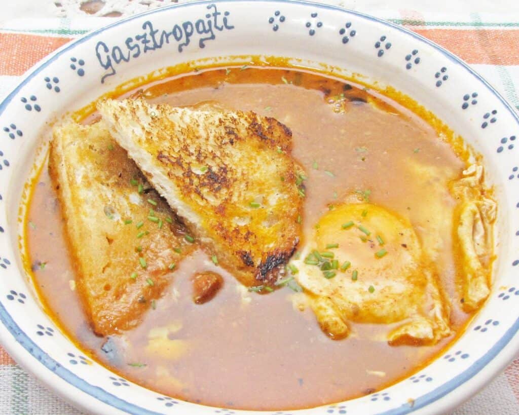 Sopa de ajo -spanyol fokhagymaeves