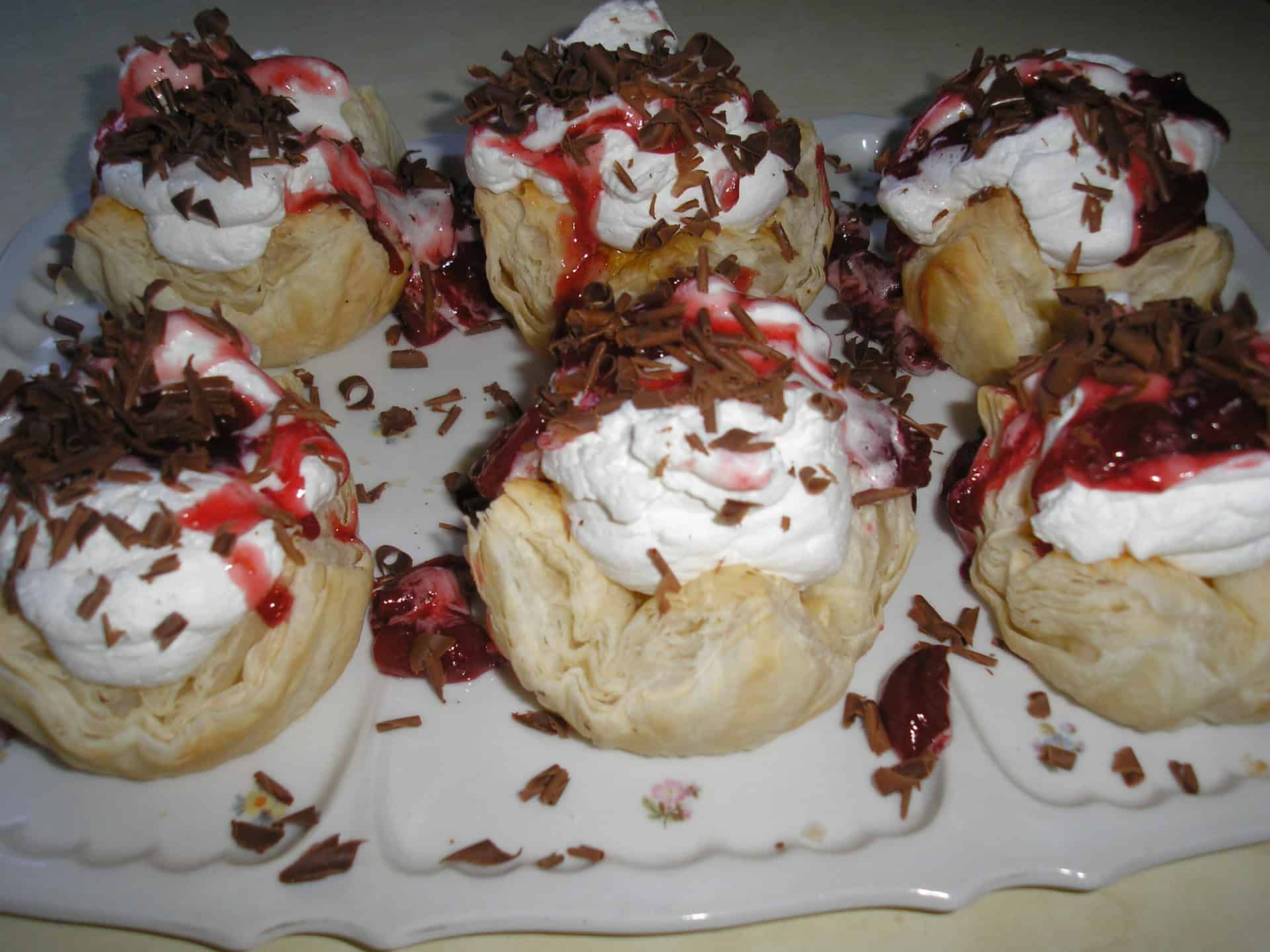 Málnás krémes kosárkák.