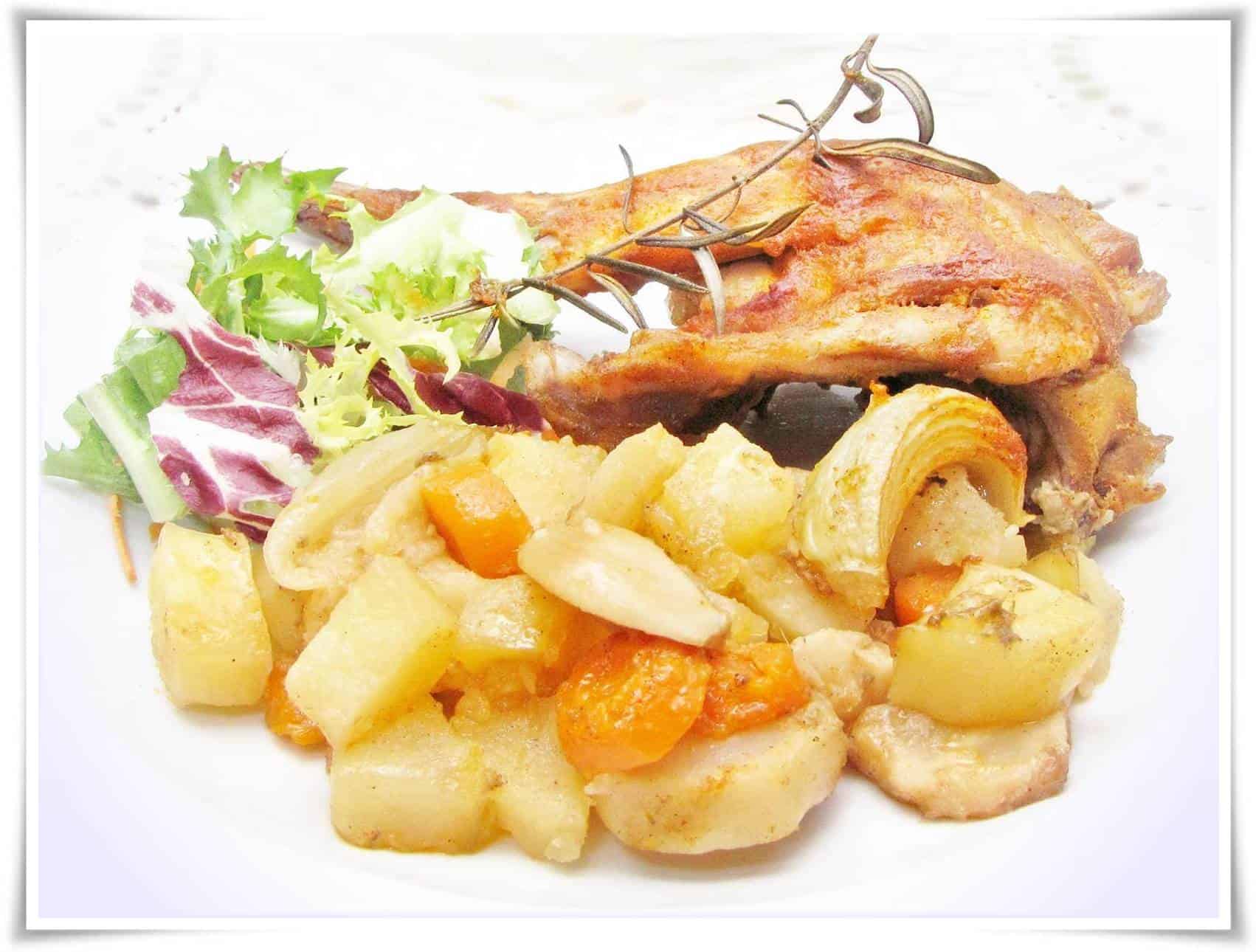 Rozmaringos nyúlcomb, zöldséges krumpliágyon.