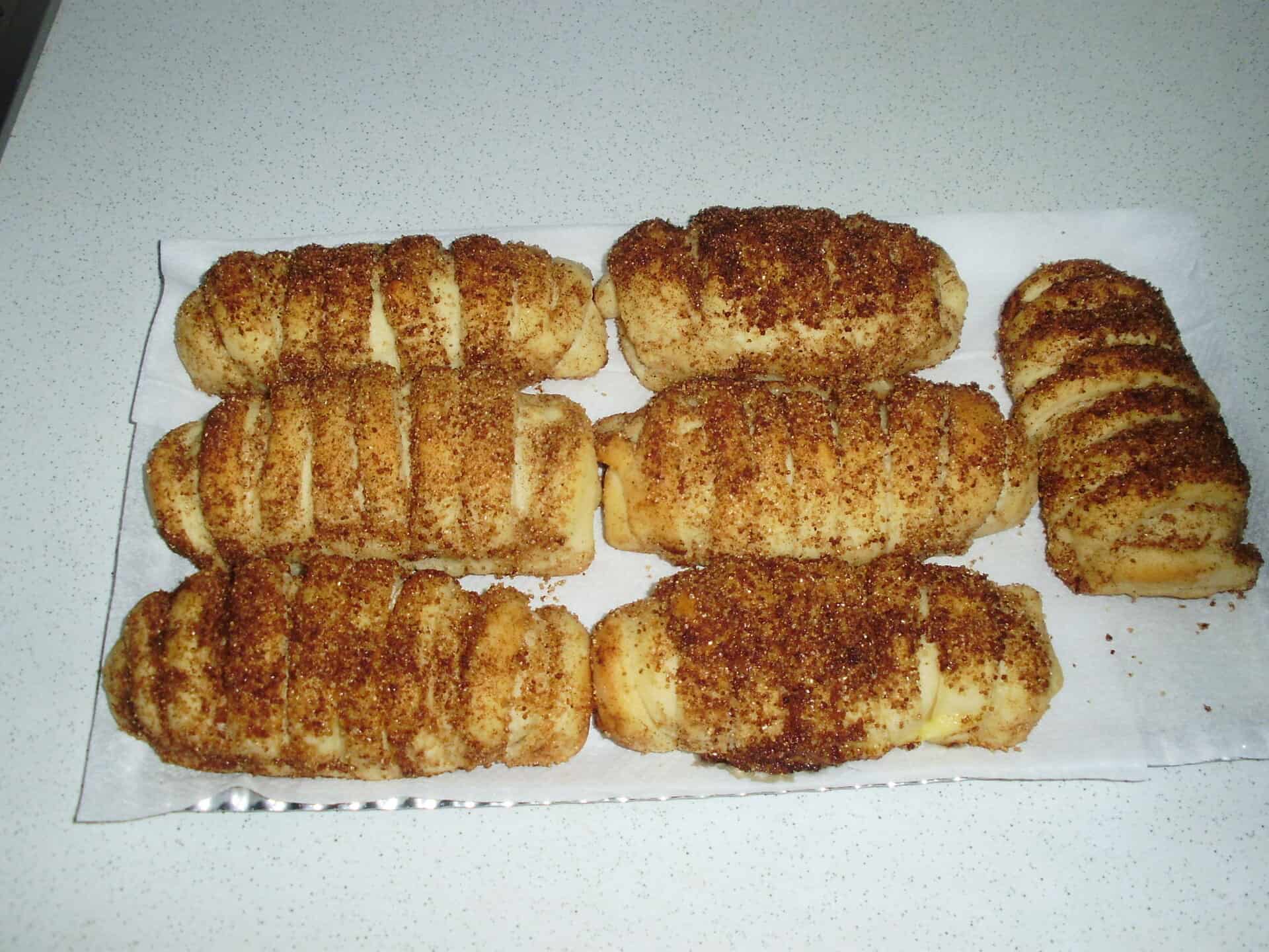 Fahéjas, cukros, pudinggal töltött kalács