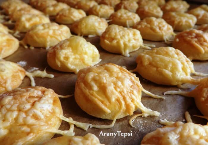 Apró sajtos korongok