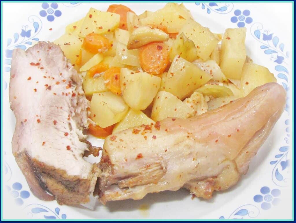 Sörös csülök, zöldséges krumpliágyon