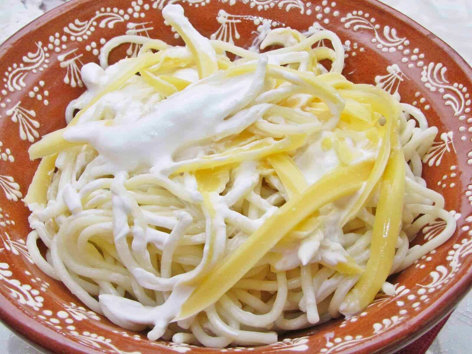 Füstölt sajtos, joghurtos, tejfölös spagetti.