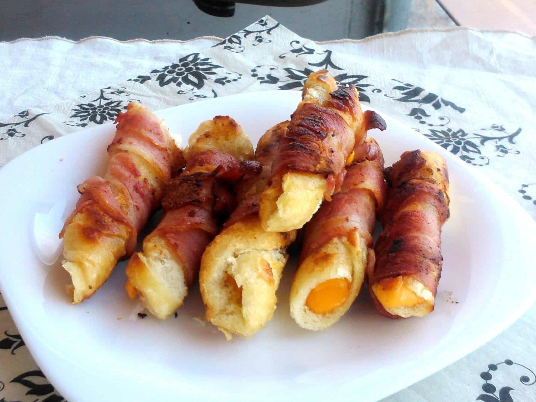 Bacon-ös, cheddar sajtos kenyértekercsek