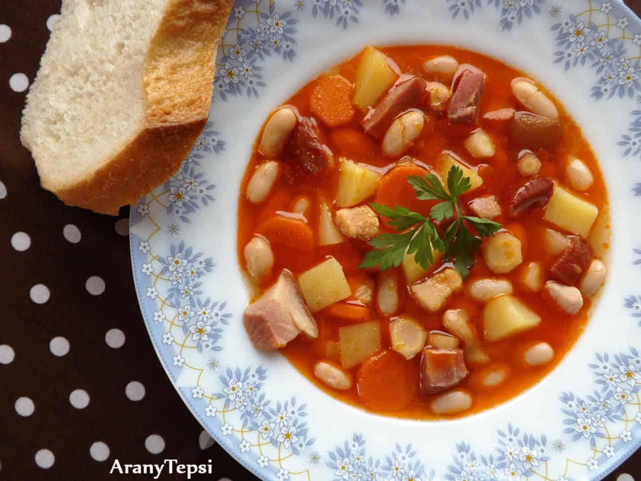 Fehérbableves füstölt csülökkel