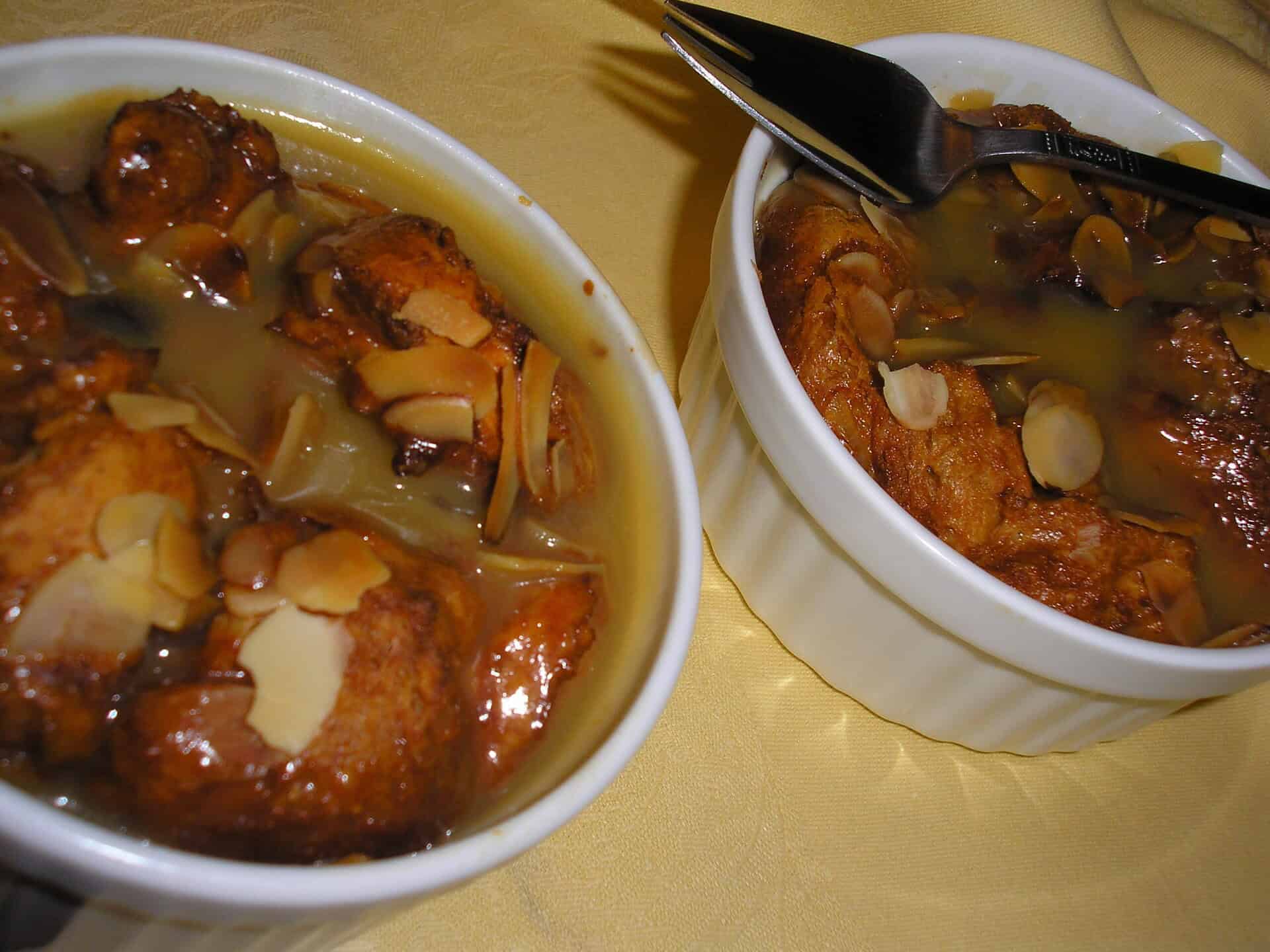 Fűszeres kiflipuding,karamellszósszal.