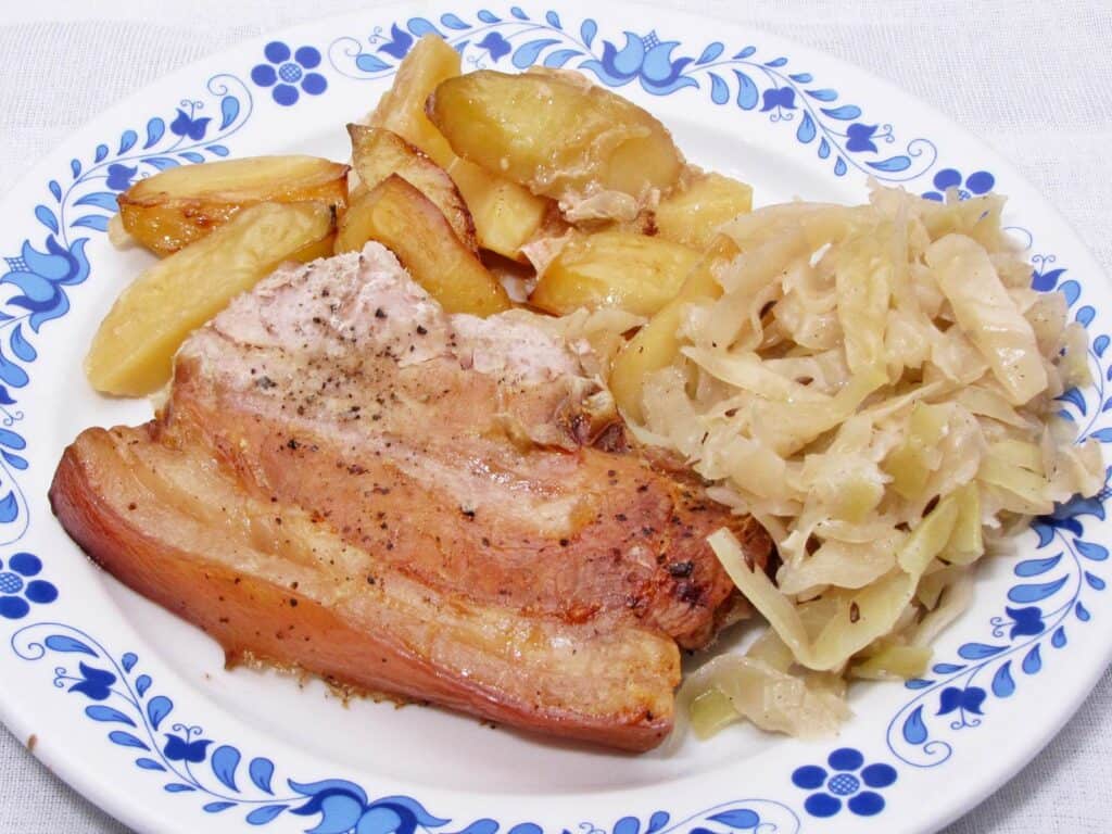 Sörben sült császár szeletek párolt káposztával.
