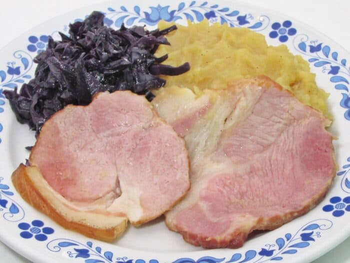 Grillezett füstölt sonka, hagymás krumplival