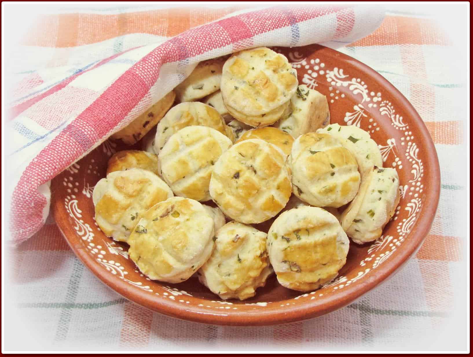 Medvehagymás pogácsa kelesztés nélkül.