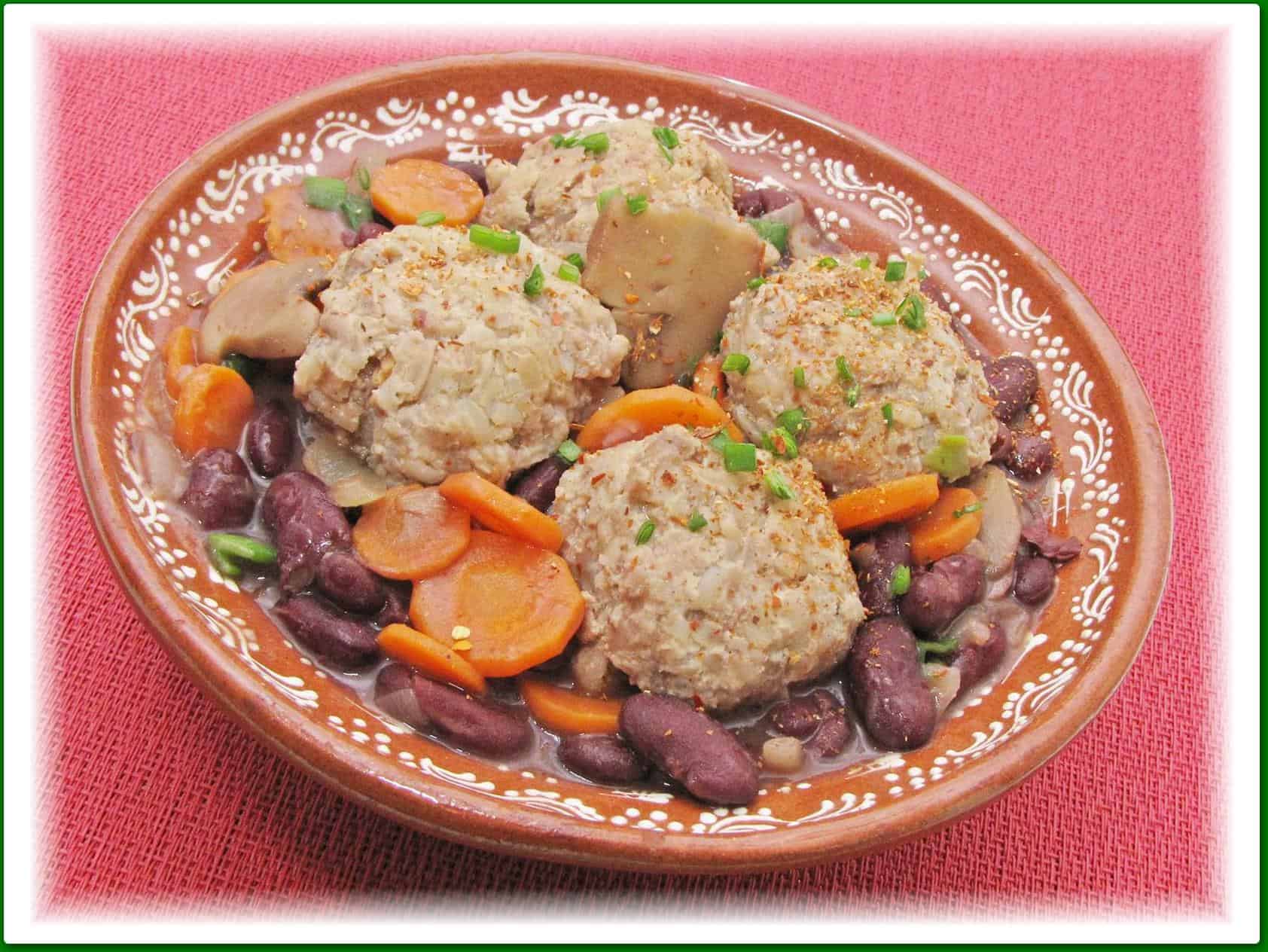 Húsgombócok csípős babos zöldségen.