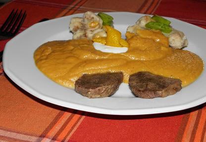 Vadas marhaszelet zsemlegombóccal