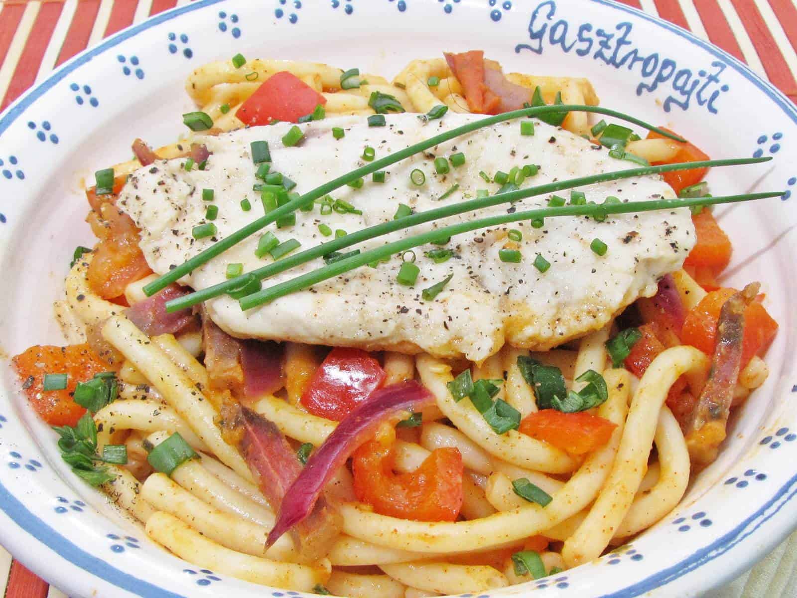 Fűszeres csirkemell mediterrán tésztán