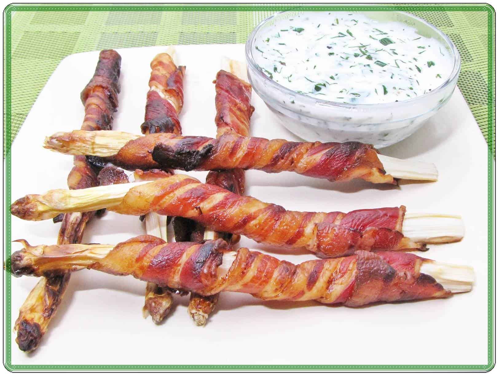 Baconbe göngyölt spárga mártogatóssal.