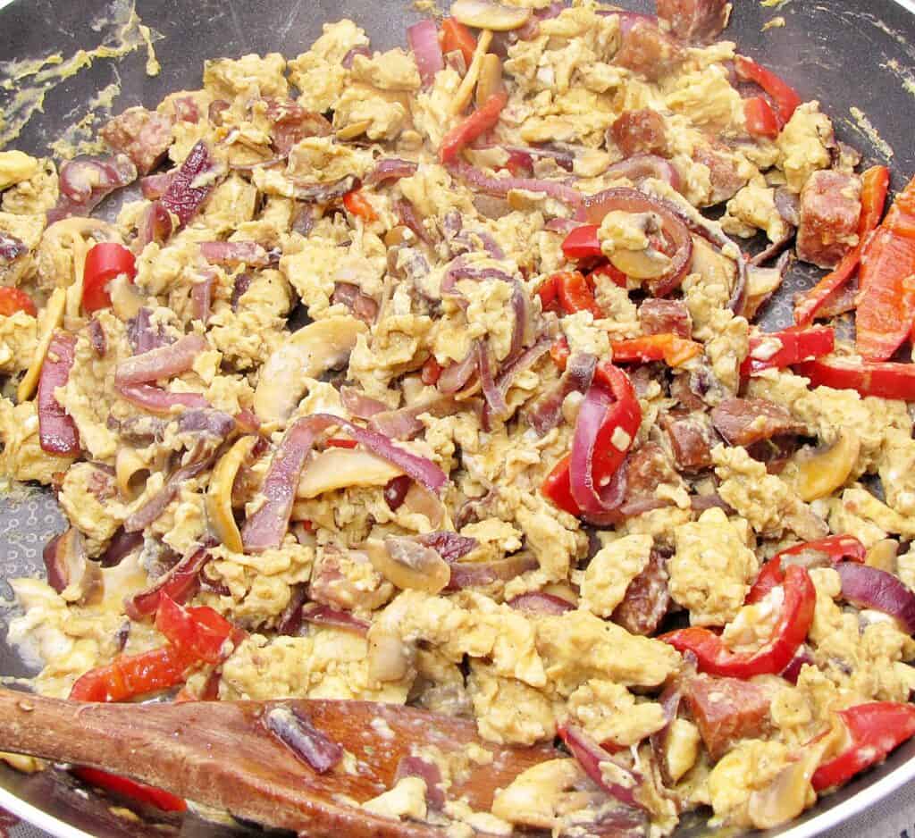 Gombás omlett chilis camemberttel