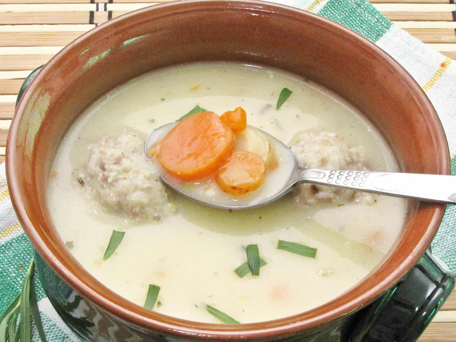 Tárkonyos tejszínes húsgombócleves