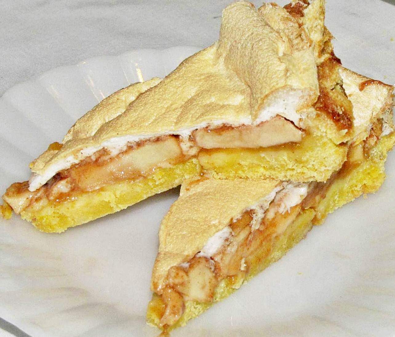 Almás piskótatorta