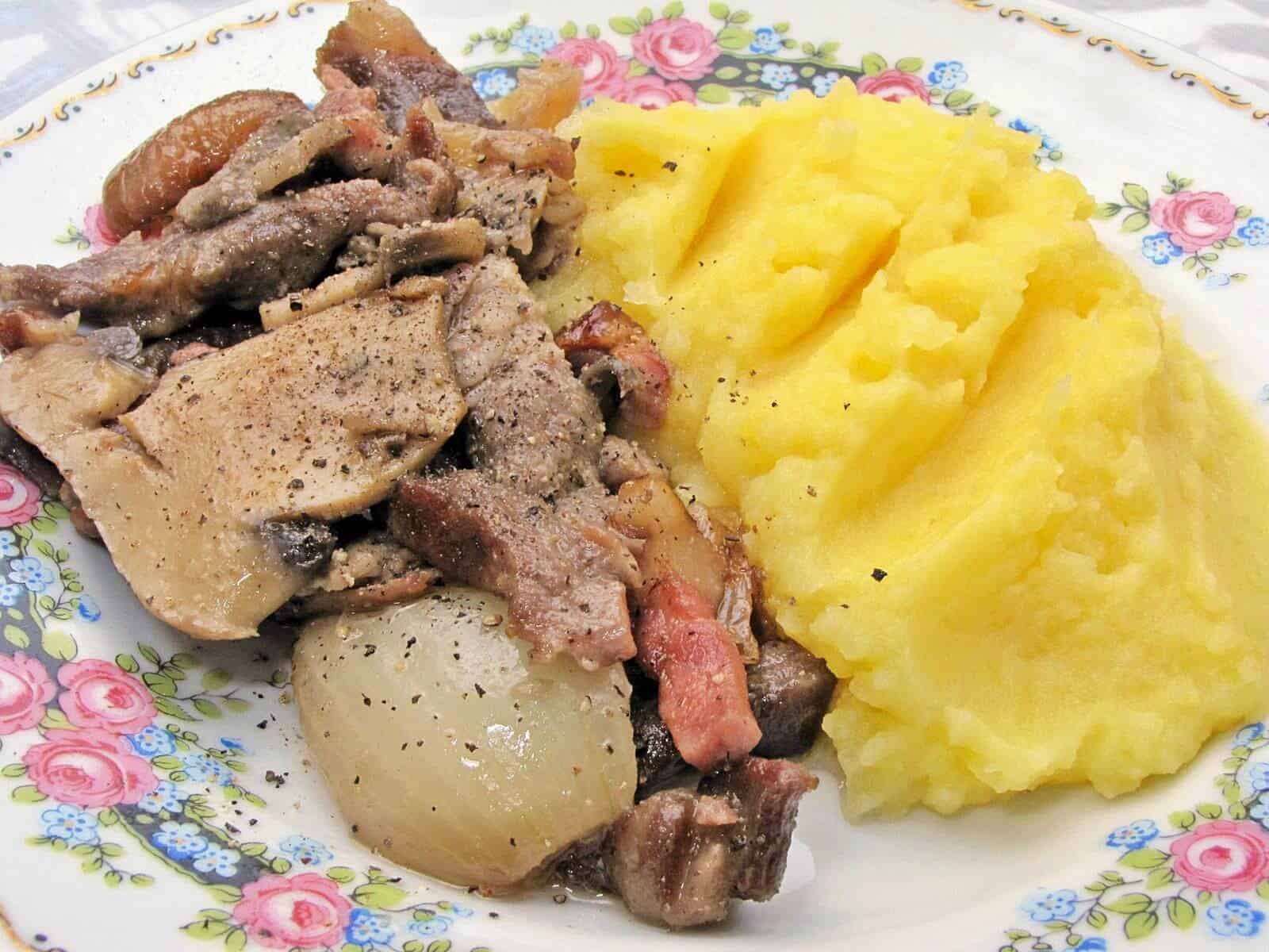 Gombás csülök egytál