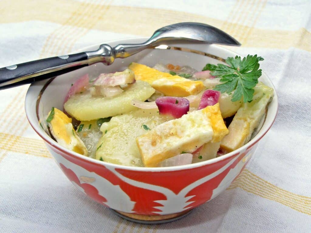 Krumplisaláta tükörtojás csíkokkal