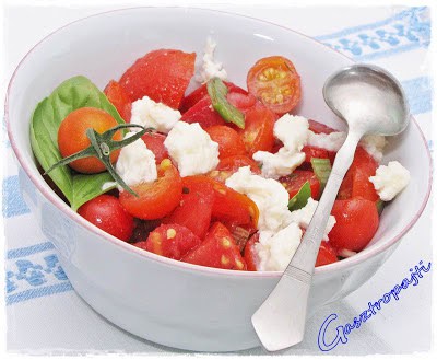 Gyors paradicsomsaláta mozzarellával