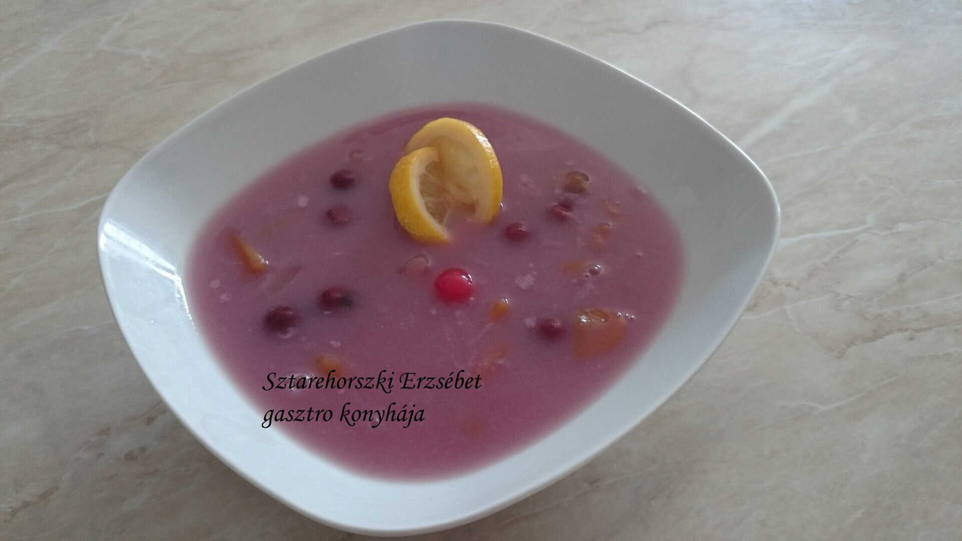 Vegyes gyümölcs leves