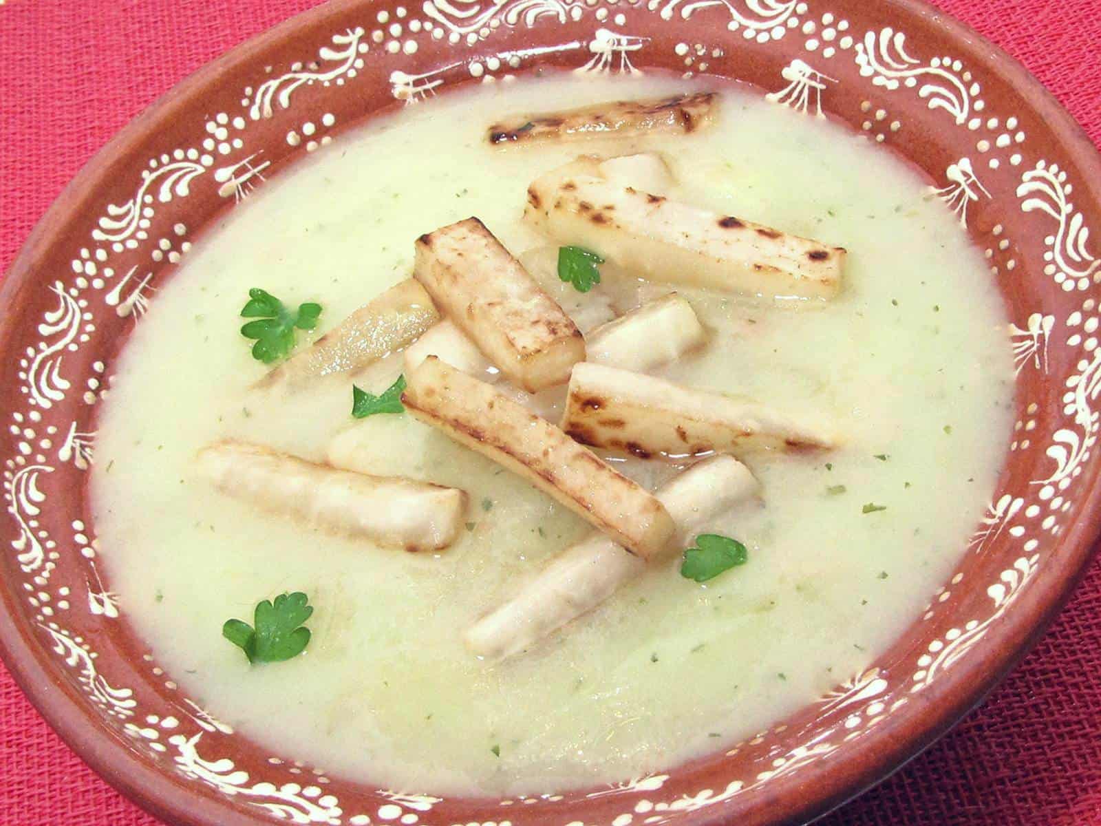 Karalábéleves, karamellizált karalábékockákkal