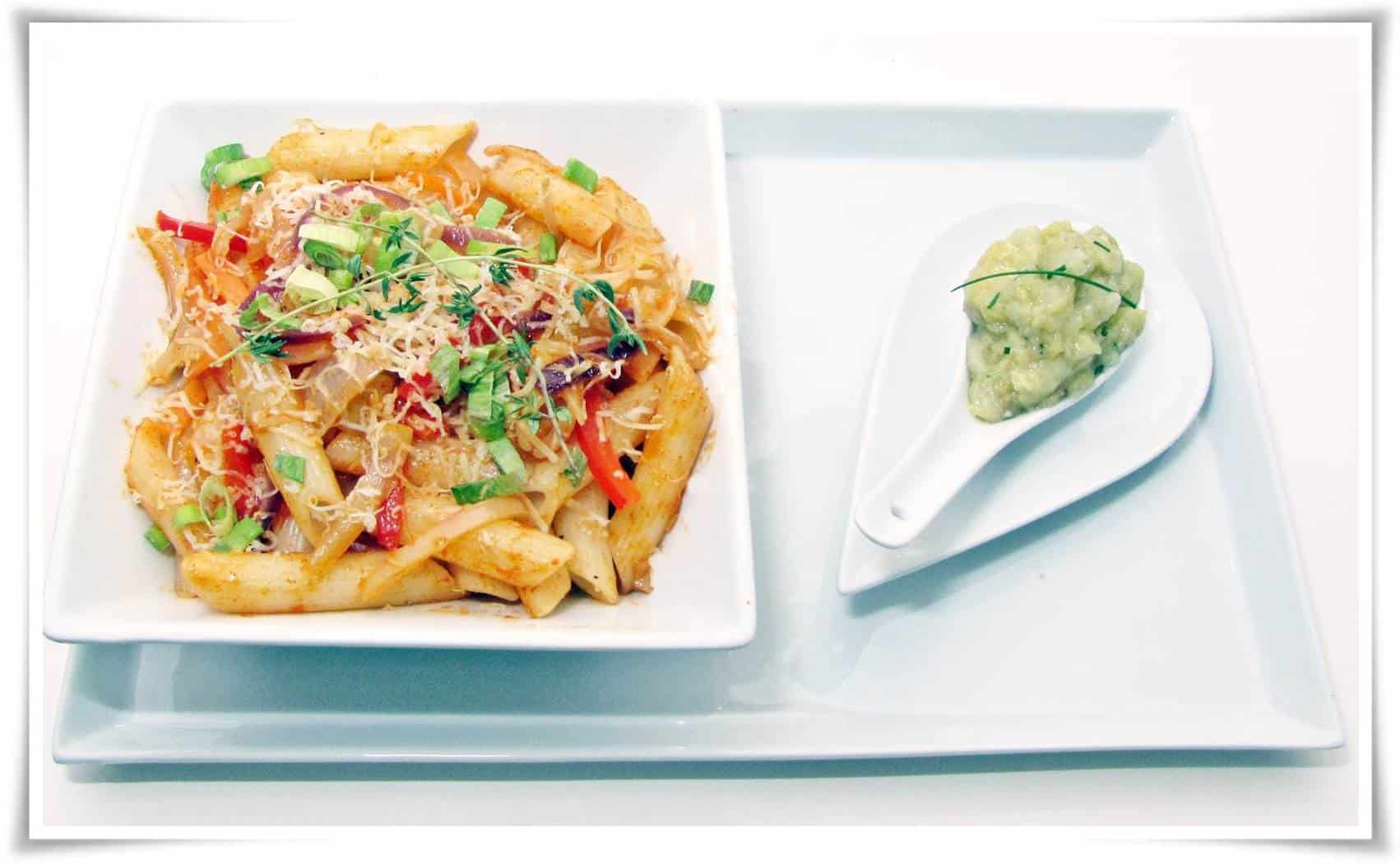 Zöldséges penne padlizsánkrémmel.