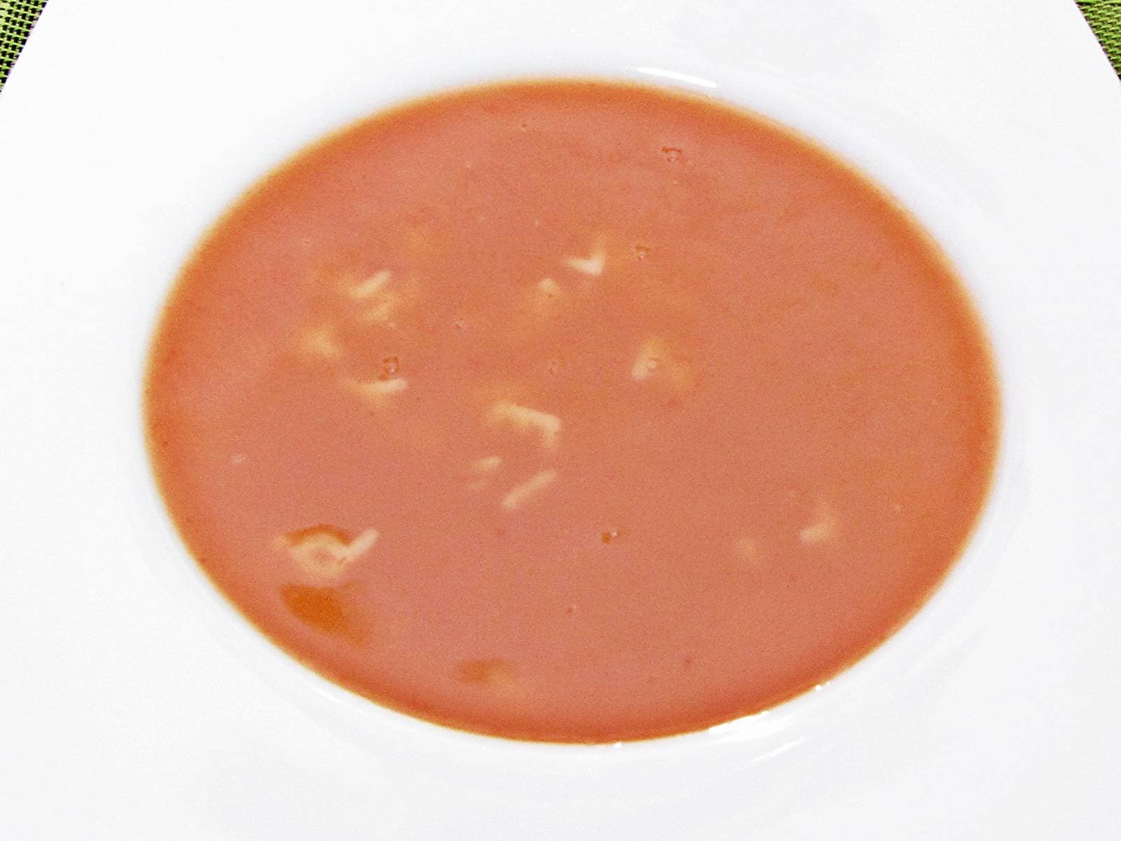 Klasszikus paradicsomleves betűtésztával.