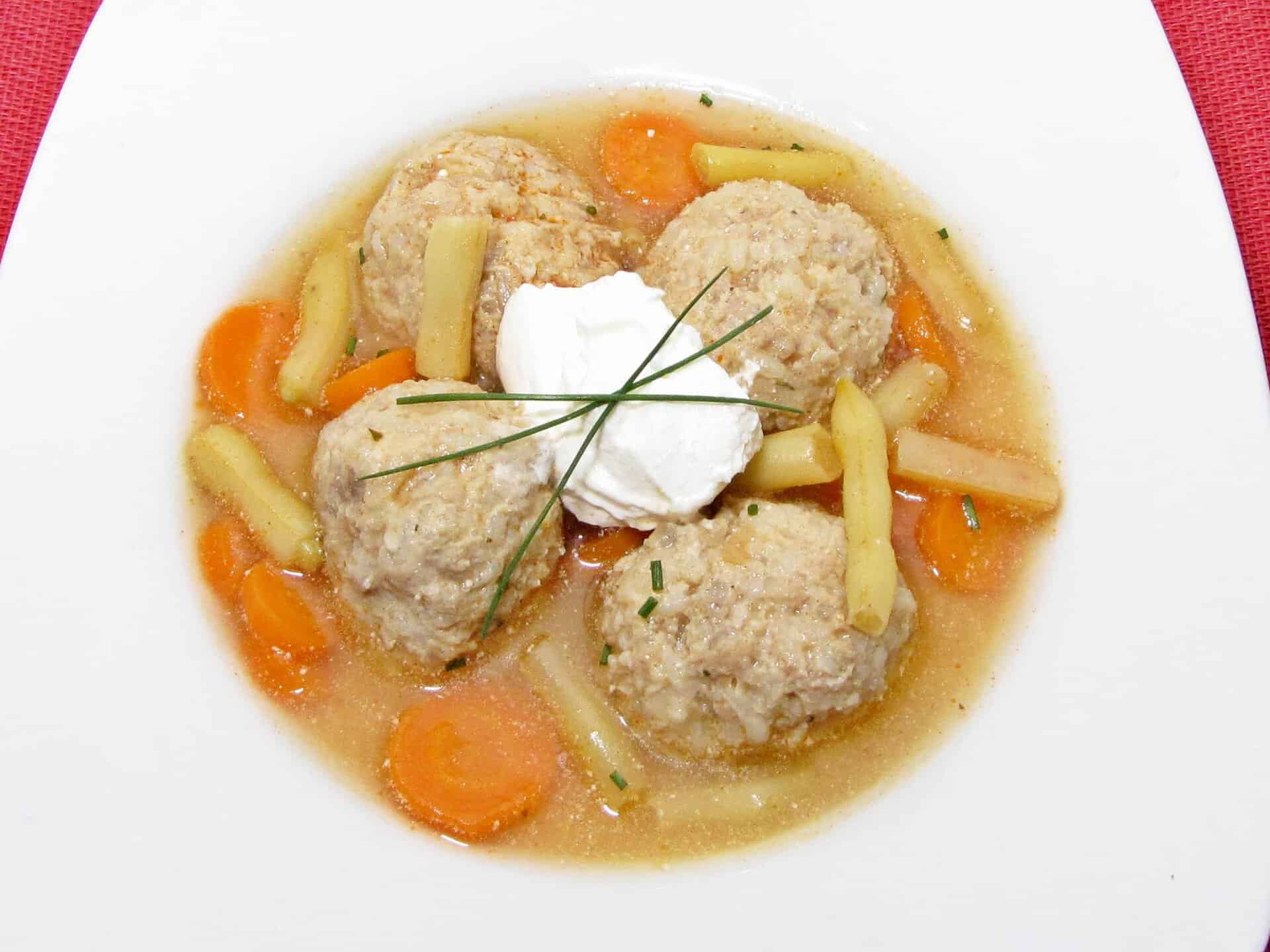 Zöldséges húsgombócleves.