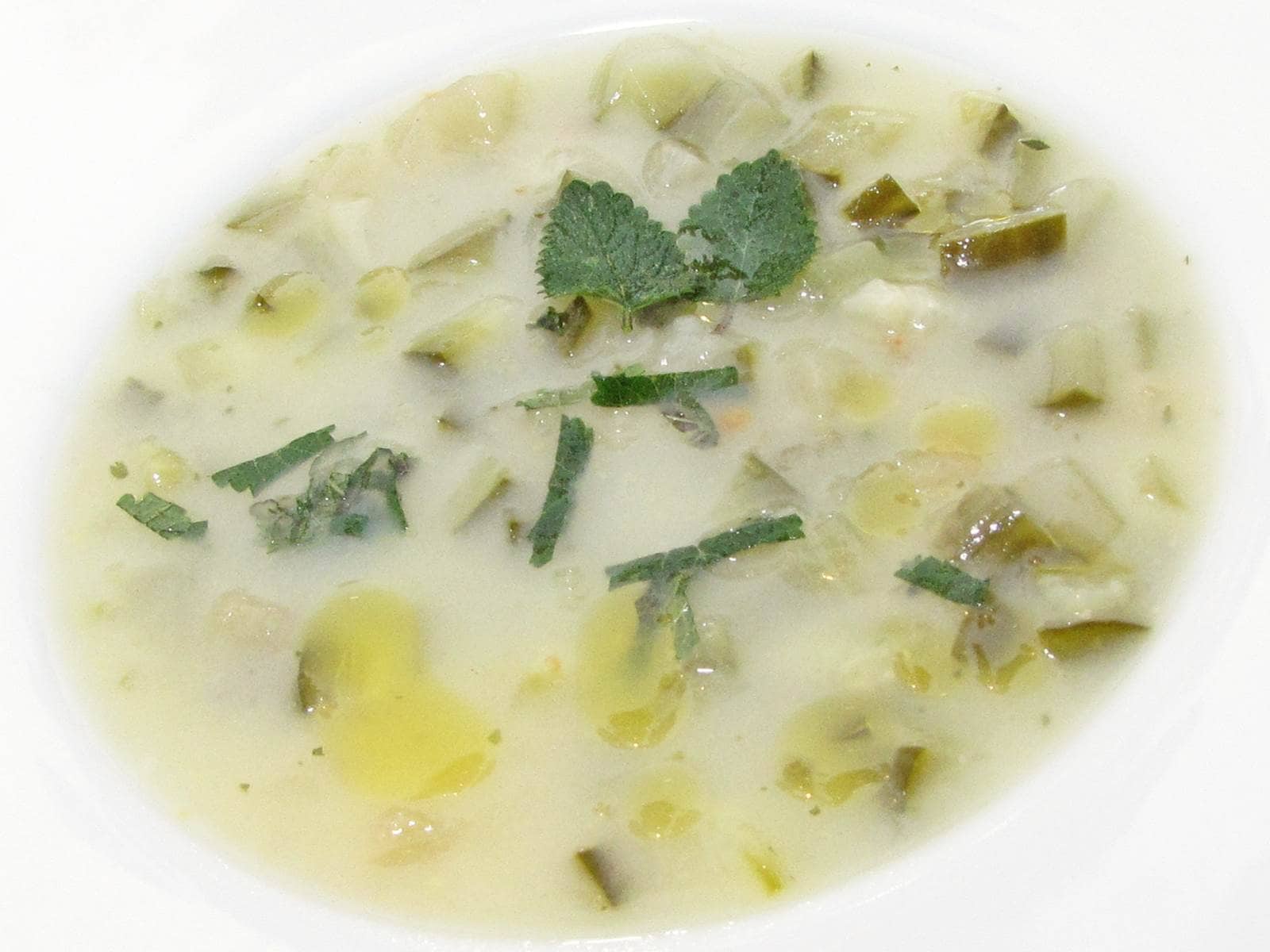 Hideg fokhagymás kovászos uborkaleves.