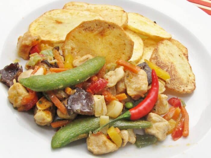 Csirkemell falatok Thai zöldségkörettel