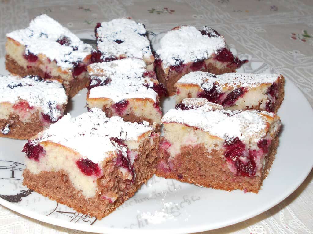 Megges kétszinü sütemény