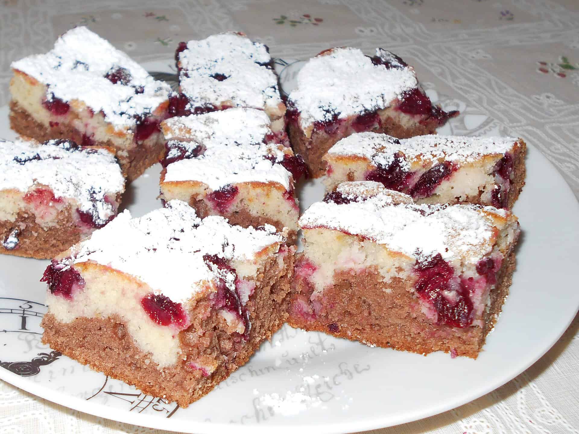 Megges kétszinü sütemény