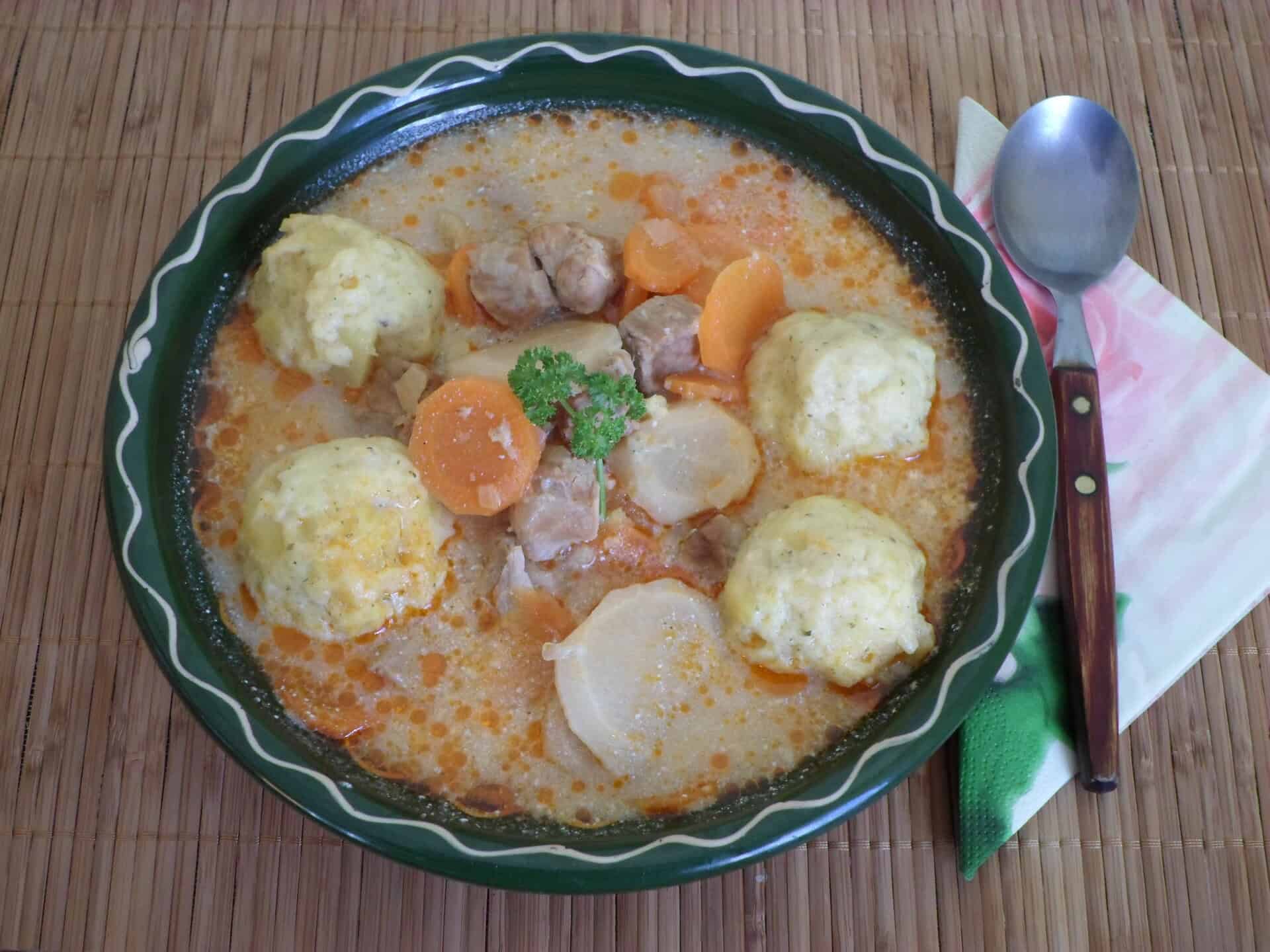 Tárkonyos raguleves petrezselymes krumpligombóccal