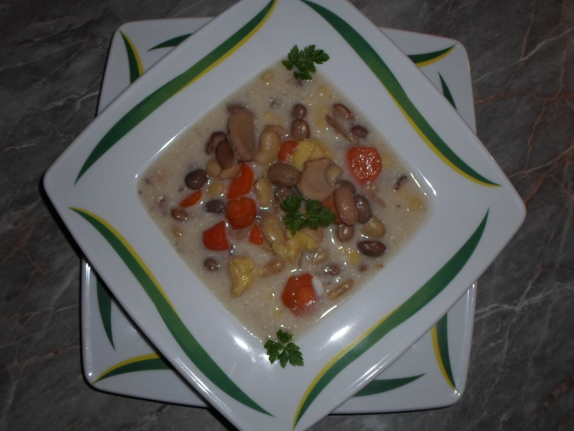 Tejfölös csipetkés bableves