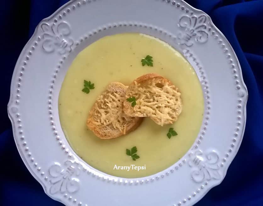 Fokhagymakrémleves sajtos kiflikarikákkal