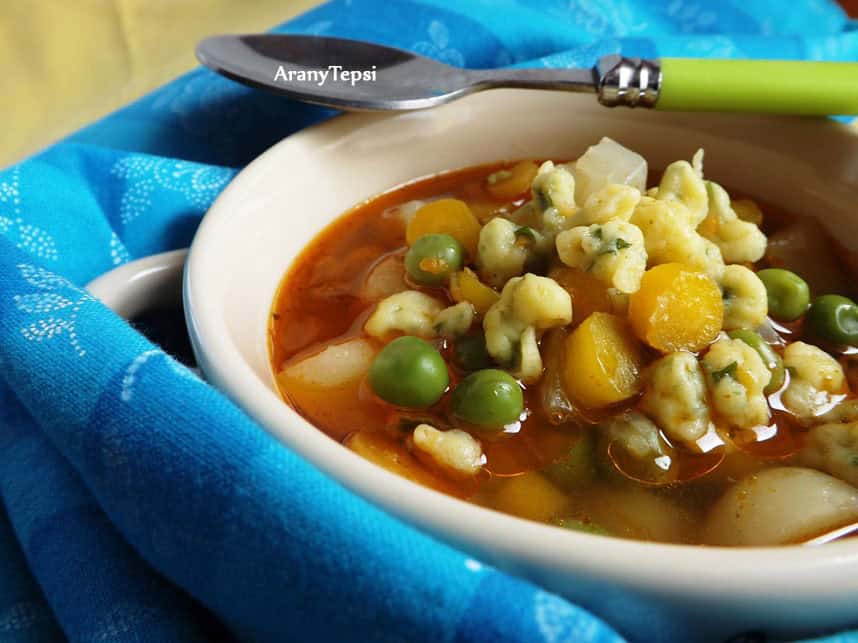 Zsenge zöldségleves petrezselymes nokedlivel