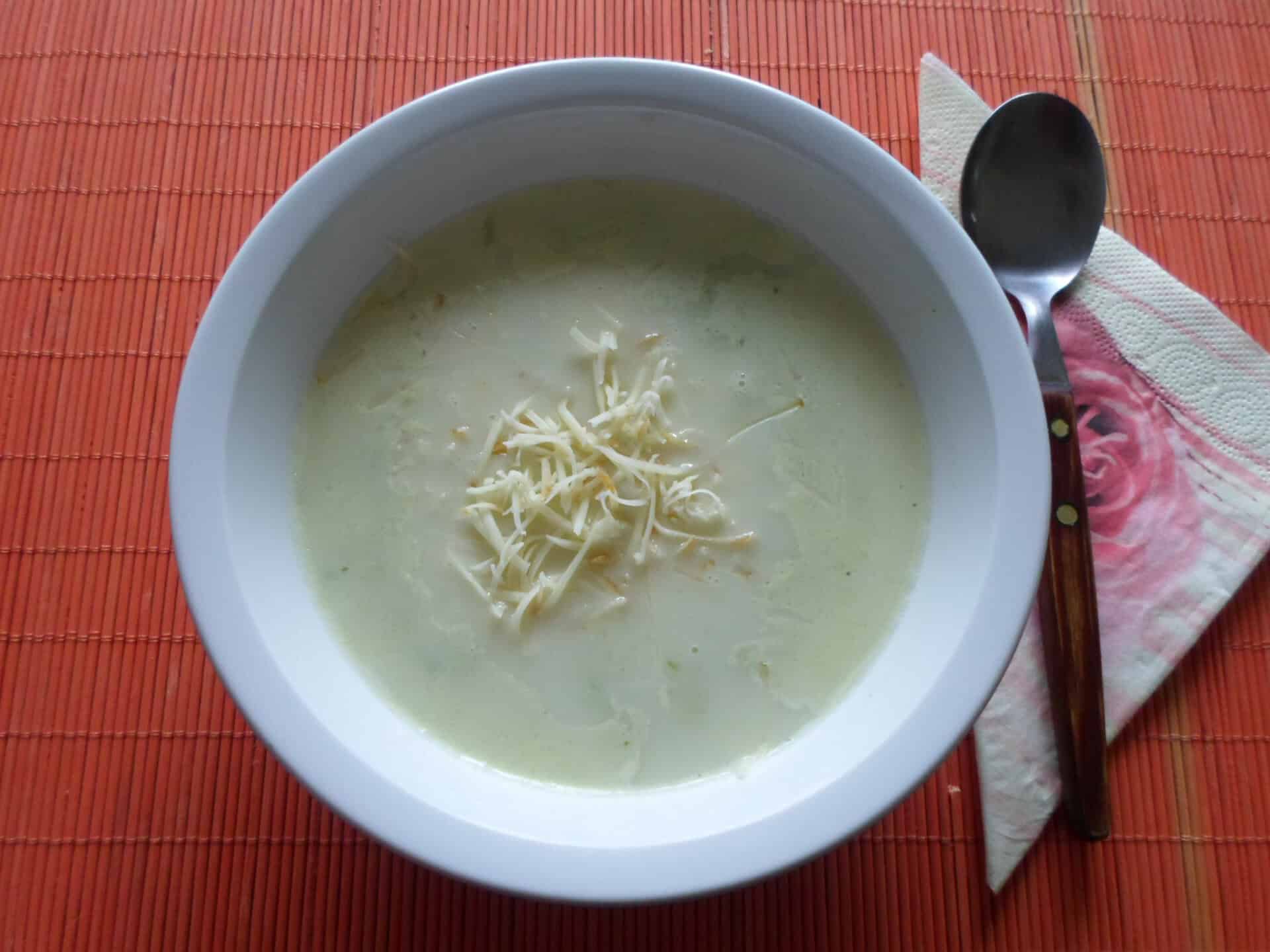 Zöldhagymakrémleves füstölt sajttal