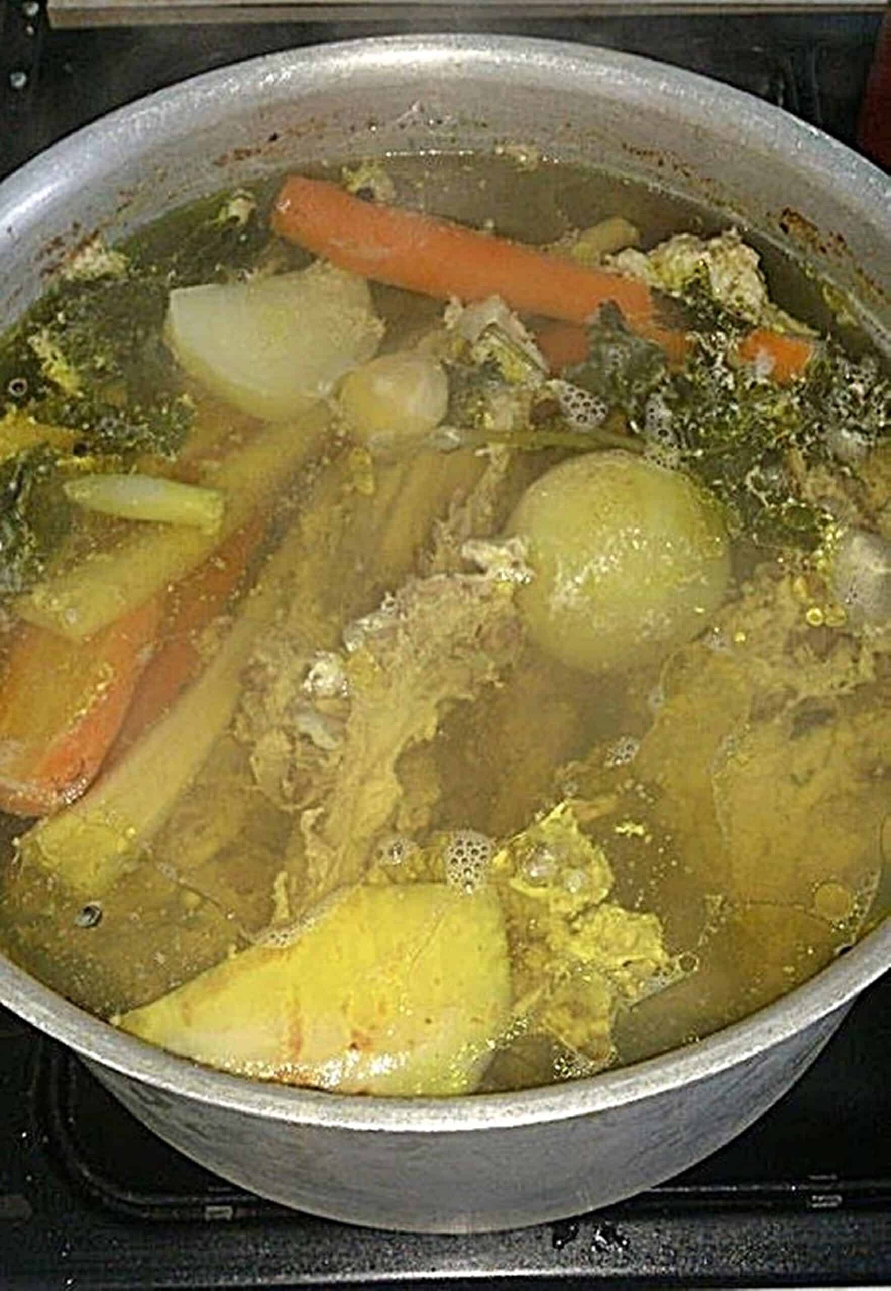 Csirke far-hát leves