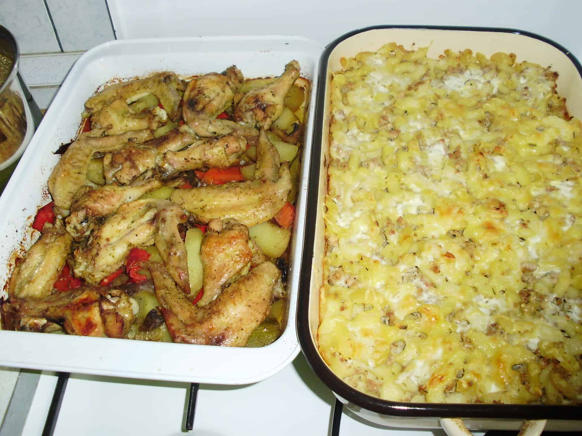 Csirkeszárnyak zöldségágyon