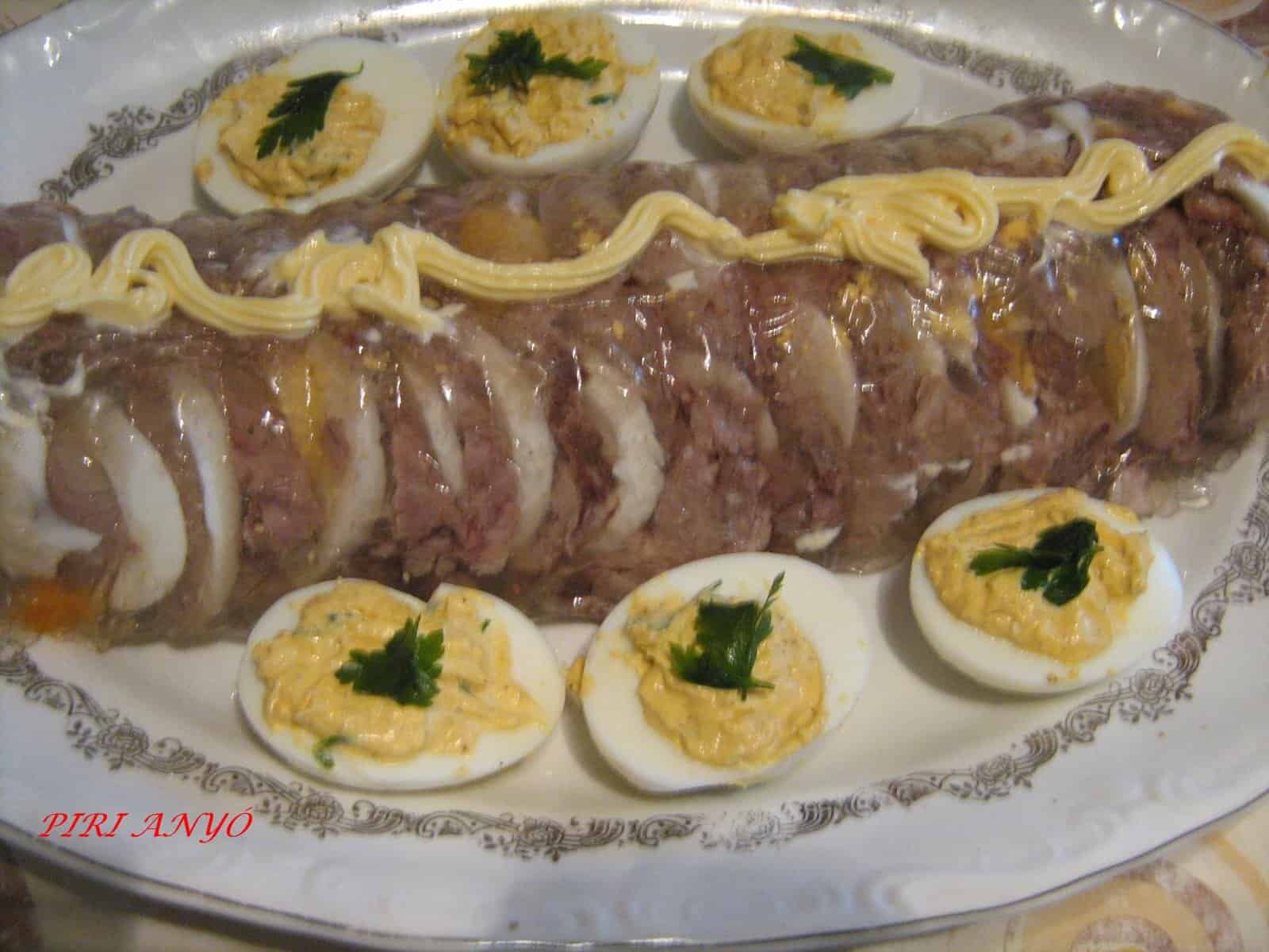 Aszpikos sertésnyelv tojással