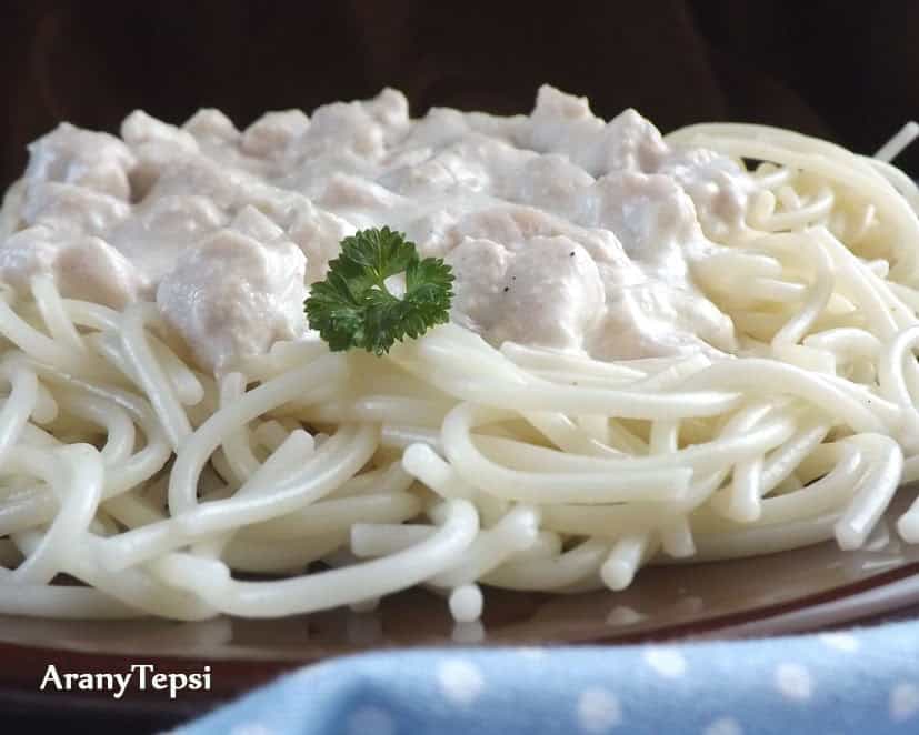 Egyszerű tejfölös csirkekockák spagetti tésztával
