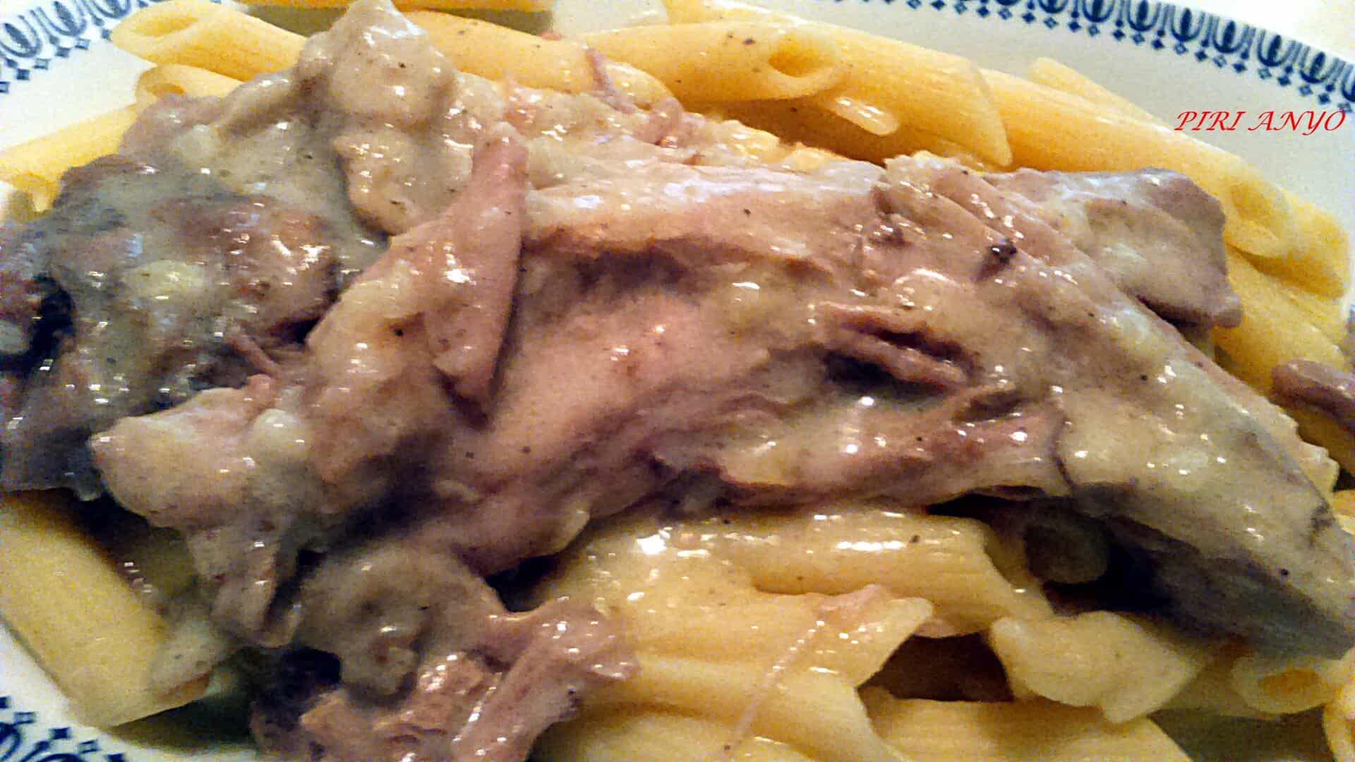 Pulykacomb tejszínes-gomba mártással