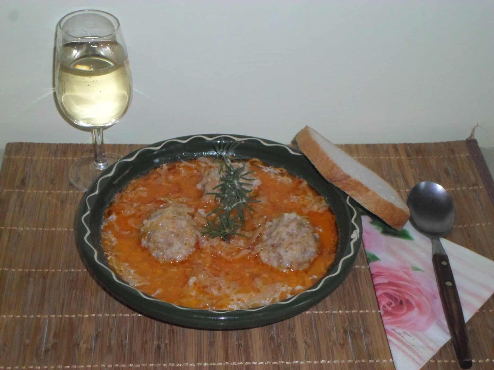 Káposztás húsgombócleves