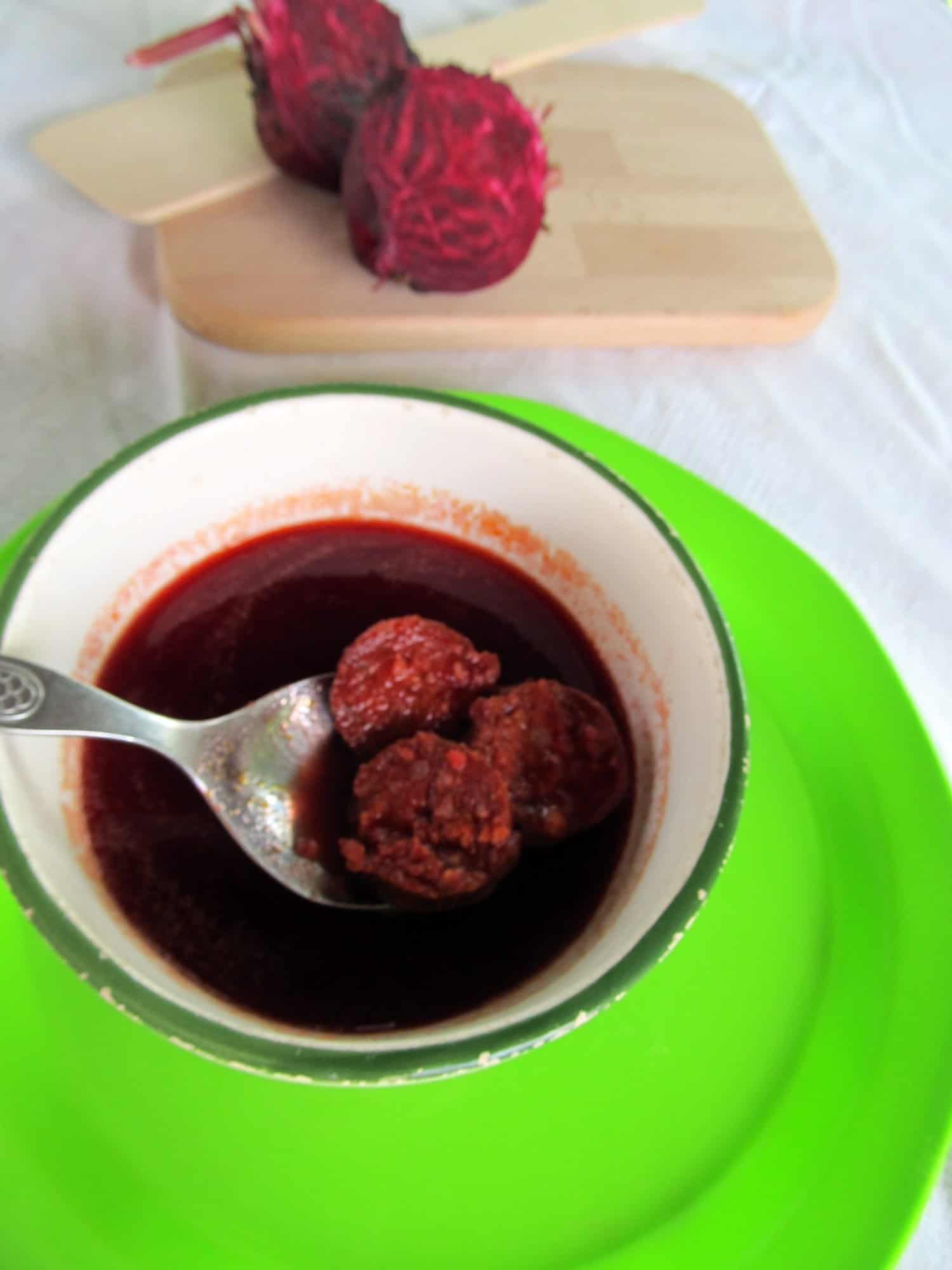 Kolbászos céklakrém leves