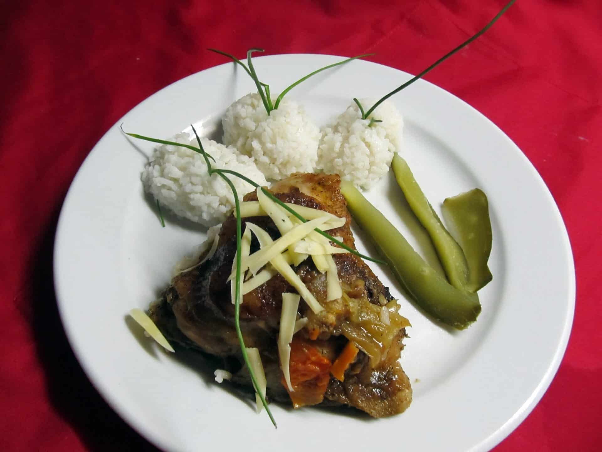 Sajttal-kolbásszal töltött csirkecomb