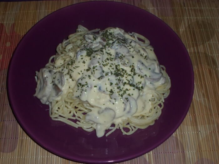 Sajtos-gombás-tejfölös spagetti