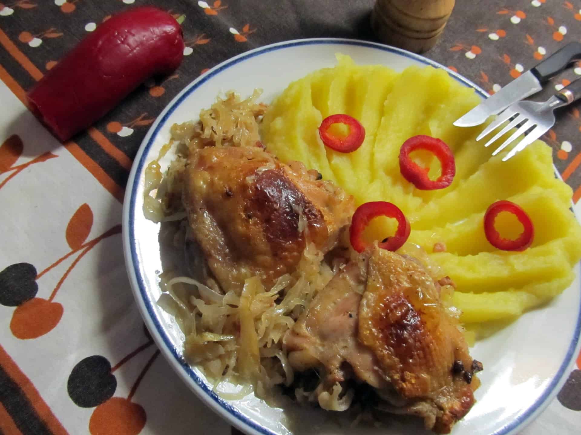 Csirkecombok káposztaágyon